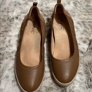 Vionic Jacey tan/taupe slip on low wedge